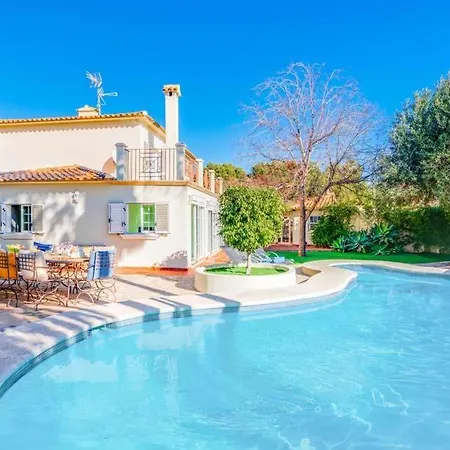 Sleeps 8 With Pool Air Con And Wifi Villa
