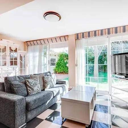 Villa Sleeps 8 With Pool Air Con And Wifi *