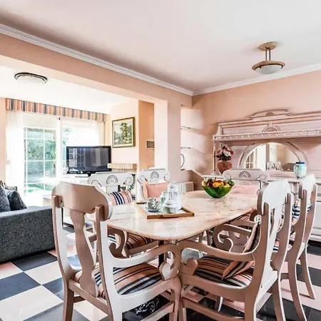 Villa Sleeps 8 With Pool Air Con And Wifi
